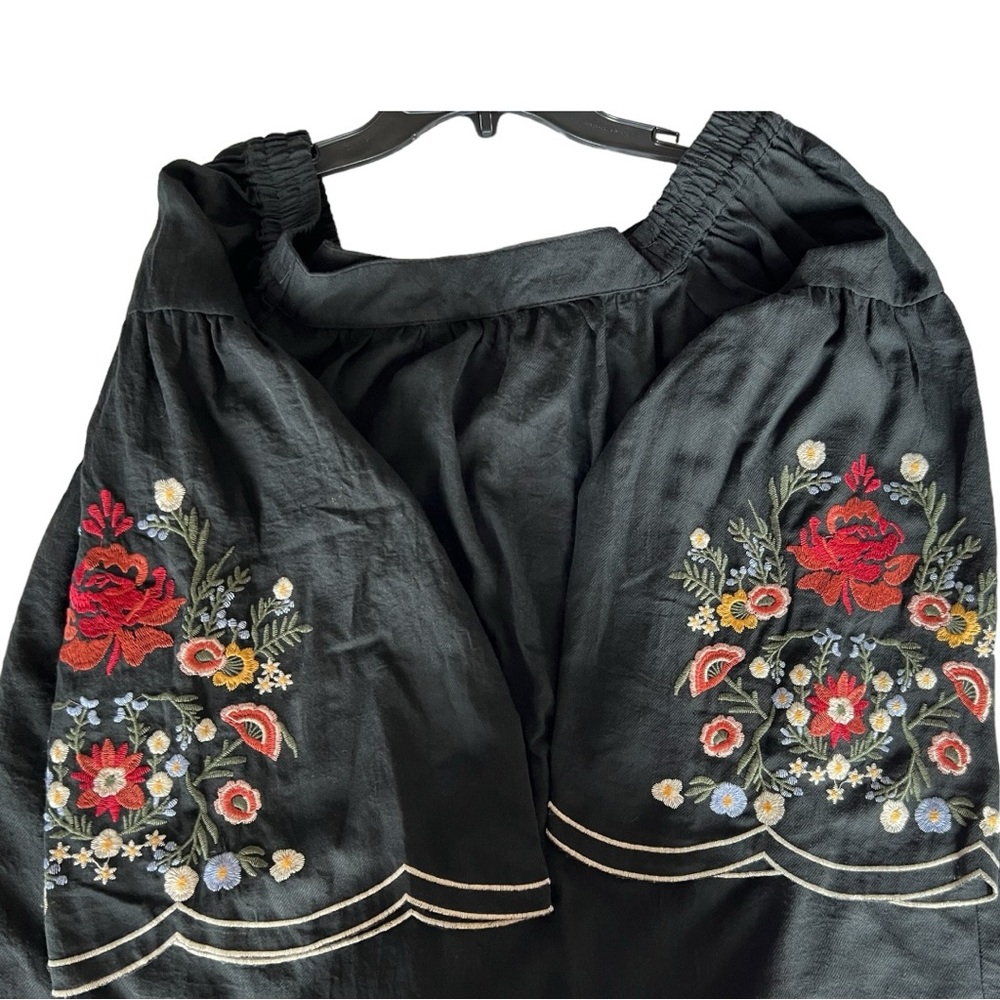 Umgee. Women’s size small, off the shoulder embroidered top